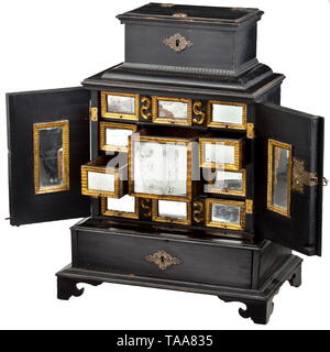 Ein Kabinett, 1. Hälfte des 18. Jahrhunderts den Körper aus Nadelholz furniert mit ebonised Obstholz Furnier. Die Basisstation mit einem abschließbaren Schublade. Die Doppeltüren mit tafelwerk der Welligkeit Spritzgießen und Rosetten aus Messing angebracht. Die Verriegelung mit Original Key. Die Innenseiten der Türen und die Fronten der Schubladen mit Spiegeln in Golden ripple Molding eingerichtet. Einzelnen Glasscheiben ersetzt, einige Flecken. Sechs Schubladen, die um eine Zentrale, rechteckig Schublade angeordnet. Das obere Stück mit Deckel verschließbar. Die Innenräume der Schubladen mit alten Dec gesäumt, Additional-Rights - Clearance-Info - Not-Available Stockfoto
