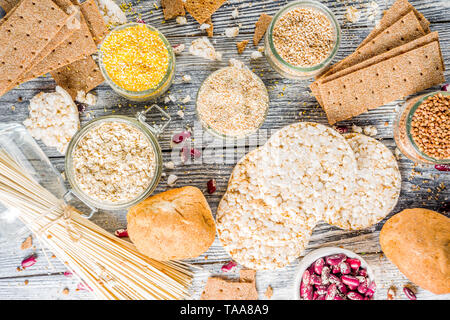 Gesunde Ernährung, Diäten, ausgewogene Ernährung Konzept. Sortiment glutenfreie Lebensmittel - Bohnen, Mehl, Mandeln, Mais, Reis. holztisch Platz kopieren Stockfoto