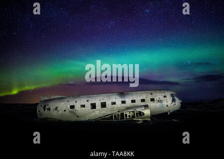 Die abgestürzte DC-3-Flugzeug Wrack mit Northern Lights & Aurora Borealis an Solheimasandur, Island Stockfoto