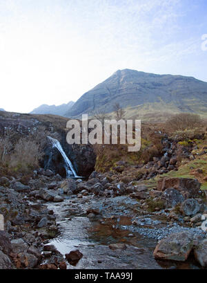 Eine Fee Pool und Wasserfall entlang des Flusses Spröde, fließt entlang Glen Spröde auf der Insel Syke, Schottland. In der Ferne ist na Bruach Frithe. Stockfoto