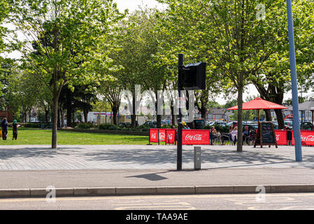 Warrior Square in Southend On Sea, Essex, Großbritannien. Grünflächen in der Stadt mit Glasshouse Cafe, Glass House Cafe. Personen, die nicht an einem sonnigen Tag Stockfoto