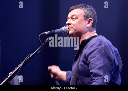 James Dean Bradfield von Manic Street Prediger führt auf der Bühne bei O2 Shepherd's Bush Empire, London. Stockfoto