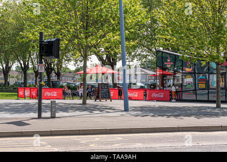 Warrior Square in Southend On Sea, Essex, Großbritannien. Grünflächen in der Stadt mit Glasshouse Cafe, Glass House Cafe. Personen, die nicht an einem sonnigen Tag Stockfoto