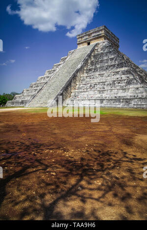 Eine vertikale Ansicht von Chichen Itza, archäologische Stätte eines großen präkolumbischen Stadt der Maya der Terminal Classic Zeit gebaut. Die archaeo Stockfoto