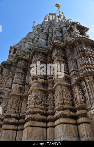 Die kunstvoll geschnitzten Turmspitze des hinduistischen Jagdish Tempel erhebt sich in den blauen Himmel, City Palace Complex, Udaipur, Rajasthan, Indien, Asien. Stockfoto