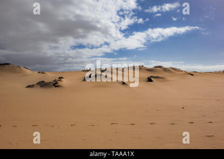 Muster in den Sand mit einer interessanten Himmel im Naturpark von Corralejo Fuerteventura Spanien Stockfoto