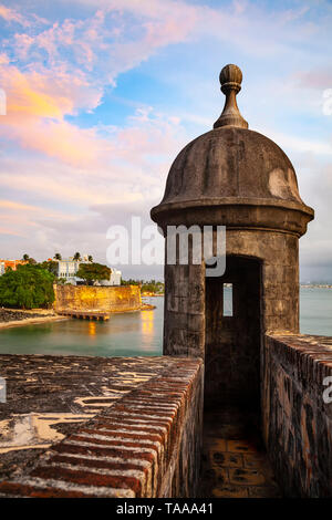 Sentry Haus ('Garita") und La Fortaleza, der Altstadt von San Juan, Puerto Rico. Stockfoto