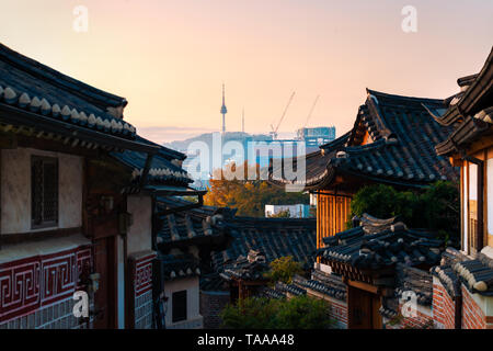 Das Dorf Bukchon Hanok bei Sonnenaufgang in Seoul, Südkorea Stockfoto