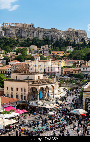 Athen, Griechenland - 5. Mai 2019: Große Volksmenge um die Monastiraki Platz wandern in Athen die Altstadt mit der Akropolis und Parthenon Tempel auf einem sonnigen Stockfoto