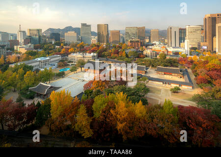 Deoksugung Palast und Stadt Seoul im Herbst Jahreszeit in Seoul, Südkorea. Stockfoto