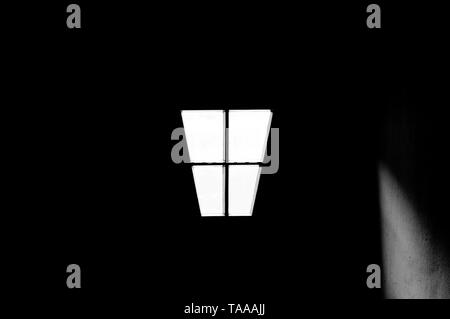 Isolierte Fenster in der Dunkelheit (Deutschland, Europa) Stockfoto