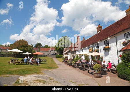 Die malerische Tiger Inn at East Dean, East Sussex; beliebt bei Spaziergängern und Wanderern auf der South Downs, Großbritannien Stockfoto