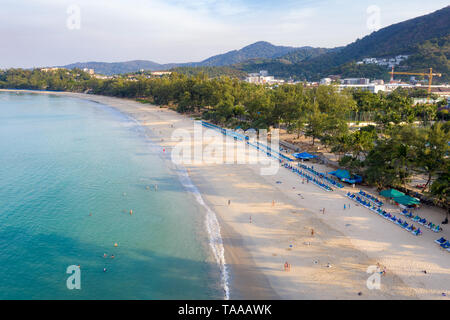 Luftaufnahme von Menschen schwimmen im transparenten türkisfarbene Meer am Strand von Karon, Phuket, Thailand. Stockfoto