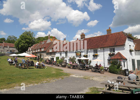 Die malerische Tiger Inn at East Dean, East Sussex; beliebt bei Spaziergängern und Wanderern auf der South Downs, UK, GB Stockfoto