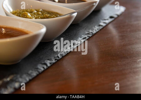 Hausgemachte Saucen, rote Sauce, Grüne Soße und gemischte Soße, würzig, nicht scharf Stockfoto