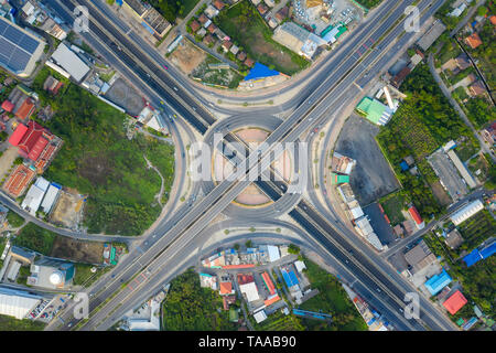 Luftaufnahme von Autobahnkreuzen Blick von oben auf die Stadt, Bangkok, Thailand. Stockfoto