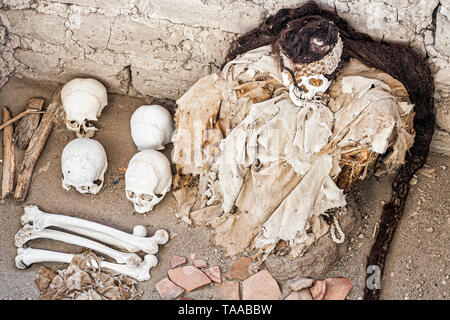 Mumie auf dem Friedhof Chauchilla (Cementerio de Chauchilla), entdeckt in den 1920er Jahren. Nasca, Abteilung von Ica, Peru. Stockfoto