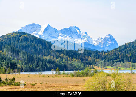 Herbstliche Blick über Bramsee in der Nähe von Krün bis zum beeindruckenden schneebedeckten Bergkette der Zugspitze Stockfoto