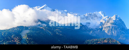 Beeindruckenden Blick auf den mächtigen Felsen hoch über der Zugspitze Garmisch-Partenkirchen Stockfoto