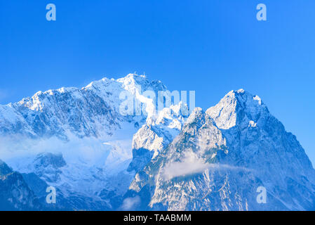 Beeindruckenden Blick auf den mächtigen Felsen hoch über der Zugspitze Garmisch-Partenkirchen Stockfoto