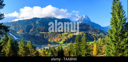 Falltime in den Bayerischen Alpen in der Nähe von Garmisch-Partenkirchen, Blick auf die Zugspitze Stockfoto