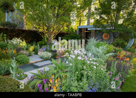 Dichte Bepflanzung in der Morgan Stanley Garten von Chris beardshaw an der RHS Chelsea Flower Show 2019 konzipiert. Stockfoto