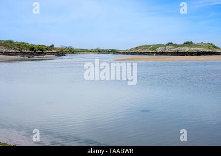 Eine Gezeiten- Kanal zwischen Holyisland und Anglesey Stockfoto