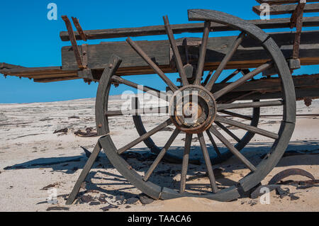 Die Rückseite gebrochen - Räder einer alten, verlassenen ox-Waggon, in der Wüste Namib in Namibia war. Stockfoto