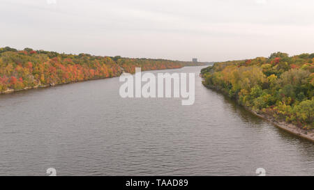 Mississippi Fluss von der Brücke zwischen Minneapolis und St. Paul - Herbstfarben auf Bäumen - grün, gelb, orange, rot, Stockfoto