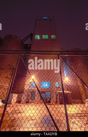 MINNEAPOLIS, Minnesota/USA - Januar 11, 2013: General Mills Mühle Gebäude auf Hiawatha Avenue - auf der Rückseite des Gebäudes in der Nacht genommen - Fräsen Stockfoto