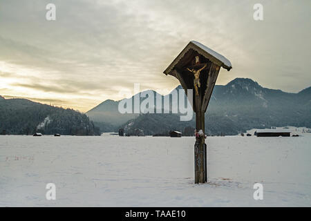 Christliche Kreuz auf einer Wiese in den Bayerischen Alpen, Ort der Anbetung Stockfoto