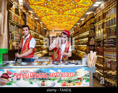 ISTANBUL - Mai 23, 2016 - Junge eis Verkäufer in den nationalen roten Weste im Shop von Sultan Ahmed Bezirk Stockfoto