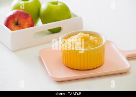 Hausgemachte gesunde Babynahrung. Schüssel mit Apple Baby pürieren. Stockfoto