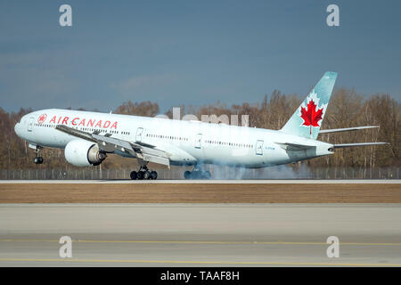 München, Deutschland - 04. März 2019: Air Canada Boeing 777-333 mit dem Flugzeug Registrierung C-FIVM in der Annäherung an die nördliche Landebahn des München Stockfoto