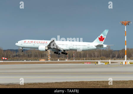 München, Deutschland - 04. März 2019: Air Canada Boeing 777-333 mit dem Flugzeug Registrierung C-FIVM in der Annäherung an die nördliche Landebahn des München Stockfoto