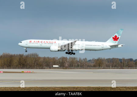 München, Deutschland - 04. März 2019: Air Canada Boeing 777-333 mit dem Flugzeug Registrierung C-FIVM in der Annäherung an die nördliche Landebahn des München Stockfoto