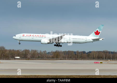 München, Deutschland - 04. März 2019: Air Canada Boeing 777-333 mit dem Flugzeug Registrierung C-FIVM in der Annäherung an die nördliche Landebahn des München Stockfoto