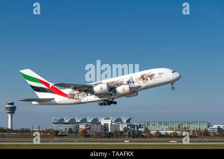 München, Deutschland - 22. Oktober 2018: Emirates Airbus A 380-861 "United für die Tierwelt" mit der Registrierung ein 6-WAHLBEOBACHTUNGSMISSION nach dem Start auf der südlichen runwa Stockfoto