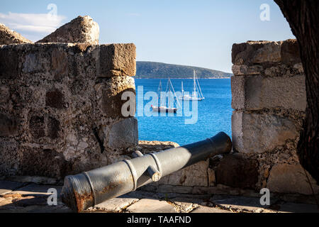 Blick auf die Bucht mit Booten in die Ägäis von der Mauer der Burg von Bodrum, Türkei Stockfoto