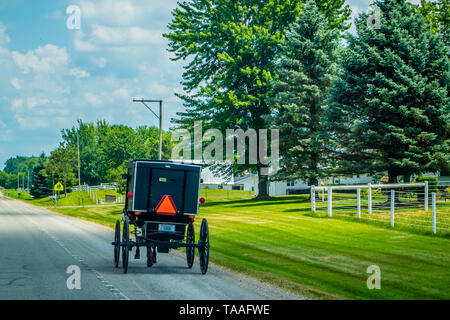 Lagrange, IN, USA - Juli 4, 2018: eine große, schwarze Kutsche die Bewältigung der offenen Straße Stockfoto