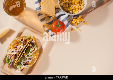 Traditionellen mexikanischen Taco mit Fleisch und Gemüse. Lateinamerikanische Küche. Stockfoto