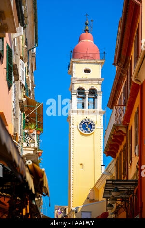 Street und den Glockenturm der Kirche St. Spyridon in Korfu, Griechenland Stockfoto