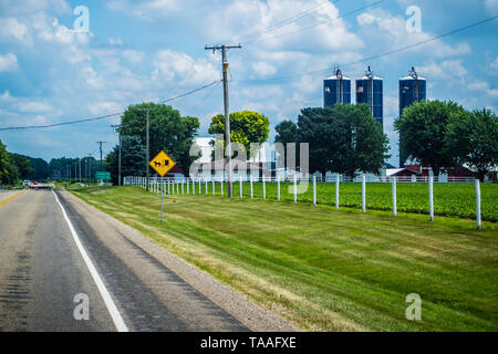 Lagrange, IN, USA - Juli 4, 2018: A Horse-Drawn Fahrzeug Beschilderungen entlang der Straße Stockfoto