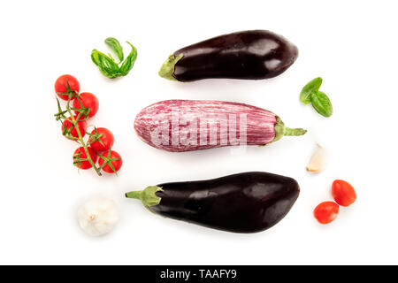 Ein flach Komposition mit Gemüse. Auberginen, Tomaten, Basilikum und Knoblauch, Schuß von der Oberseite auf weißem Hintergrund Stockfoto