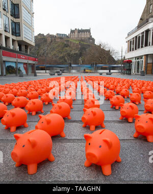Fünfhundert Spardosen, jede repräsentiert eine Spende von £ 1.000, Überschwemmung die Castle Street in Edinburgh die Einführung des Spezialversicherer der kirchlichen Bewegung für Gut, die 1 Million £ zu UK Nächstenliebe über den Sommer zu markieren. Wo: Edinburgh, Großbritannien Wann: 15 Apr 2019 Credit: Robert Perry/PinPep/WENN.com Stockfoto