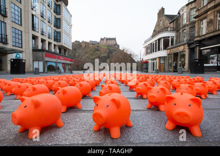 Fünfhundert Spardosen, jede repräsentiert eine Spende von £ 1.000, Überschwemmung die Castle Street in Edinburgh die Einführung des Spezialversicherer der kirchlichen Bewegung für Gut, die 1 Million £ zu UK Nächstenliebe über den Sommer zu markieren. Wo: Edinburgh, Großbritannien Wann: 15 Apr 2019 Credit: Robert Perry/PinPep/WENN.com Stockfoto