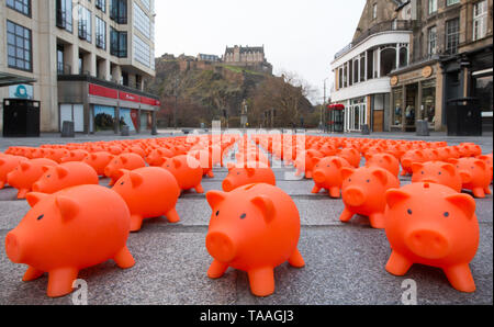 Fünfhundert Spardosen, jede repräsentiert eine Spende von £ 1.000, Überschwemmung die Castle Street in Edinburgh die Einführung des Spezialversicherer der kirchlichen Bewegung für Gut, die 1 Million £ zu UK Nächstenliebe über den Sommer zu markieren. Wo: Edinburgh, Großbritannien Wann: 15 Apr 2019 Credit: Robert Perry/PinPep/WENN.com Stockfoto