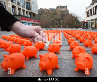 Fünfhundert Spardosen, jede repräsentiert eine Spende von £ 1.000, Überschwemmung die Castle Street in Edinburgh die Einführung des Spezialversicherer der kirchlichen Bewegung für Gut, die 1 Million £ zu UK Nächstenliebe über den Sommer zu markieren. Wo: Edinburgh, Großbritannien Wann: 15 Apr 2019 Credit: Robert Perry/PinPep/WENN.com Stockfoto