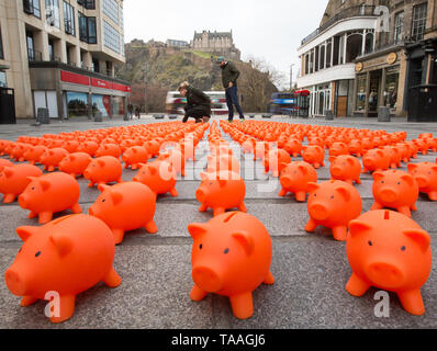 Fünfhundert Spardosen, jede repräsentiert eine Spende von £ 1.000, Überschwemmung die Castle Street in Edinburgh die Einführung des Spezialversicherer der kirchlichen Bewegung für Gut, die 1 Million £ zu UK Nächstenliebe über den Sommer zu markieren. Wo: Edinburgh, Großbritannien Wann: 15 Apr 2019 Credit: Robert Perry/PinPep/WENN.com Stockfoto