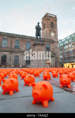 Fünfhundert Spardosen, jede repräsentiert eine Spende von £ 1.000, überschwemmung St Ann's Square in Manchester die Einführung des Spezialversicherer der kirchlichen Bewegung für Gut, die 1 Million £ zu UK Nächstenliebe über den Sommer zu markieren. Wo: Manchester, Großbritannien Wann: 14. Apr 2019 Credit: Phil Oldham/PinPep/WENN.com Stockfoto